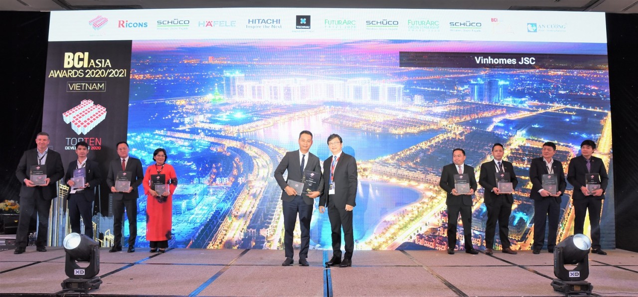 Ông Nguyễn Đức Quang – Phó Tổng giám đốc Kinh doanh và Marketing (bên trái) đại diện Vinhomes nhận giải từ Ban Tổ chức Ông Nguyễn Đức Quang – Phó Tổng giám đốc Kinh doanh và Marketing (bên trái) đại diện Vinhomes nhận giải từ Ban Tổ chức