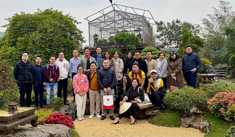 Các đại biểu thanh niên hào hứng đến thăm mô hình du lịch nông nghiệp kết hợp trải nghiệm tại Hà Nội trong khuôn khổ Chương trình KCCP