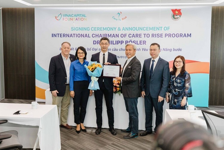 Tổ chức VinaCapital Foundation (VCF) trao giấy chứng nhận Đại sứ Toàn cầu chương trình Yêu Thương Nâng Bước cho Tiến sĩ Philipp Rösler. Tổ chức VinaCapital Foundation (VCF) trao giấy chứng nhận Đại sứ Toàn cầu chương trình Yêu Thương Nâng Bước cho Tiến sĩ Philipp Rösler.