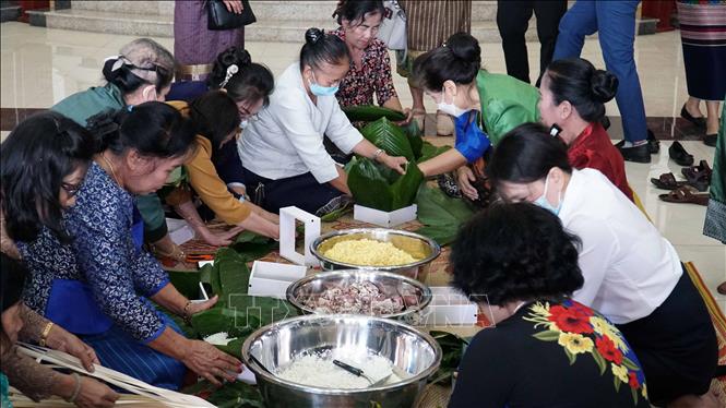 Cuộc giao lưu xúc động giữa các cựu lưu học sinh Việt - Lào Chú thích ảnh