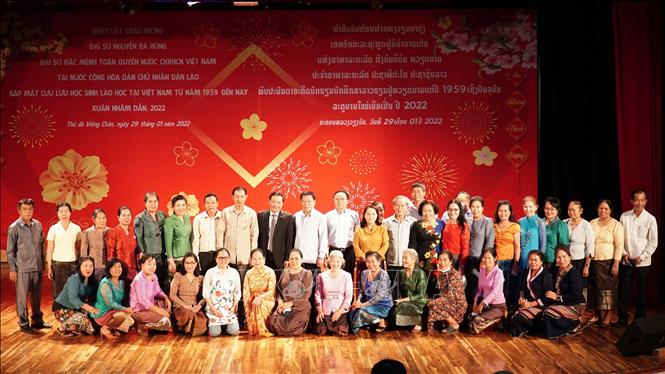 Cuộc giao lưu xúc động giữa các cựu lưu học sinh Việt - Lào Chú thích ảnh