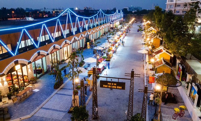 Phố đi bộ Pont de Long Bien tái hiện khung cảnh Hà Nội thế kỷ XIX, tạo thành nơi trải nghiệm không khí chợ Tết xưa và nay. Phố đi bộ Pont de Long Bien tái hiện khung cảnh Hà Nội thế kỷ XIX, tạo thành nơi trải nghiệm không khí chợ Tết xưa và nay.