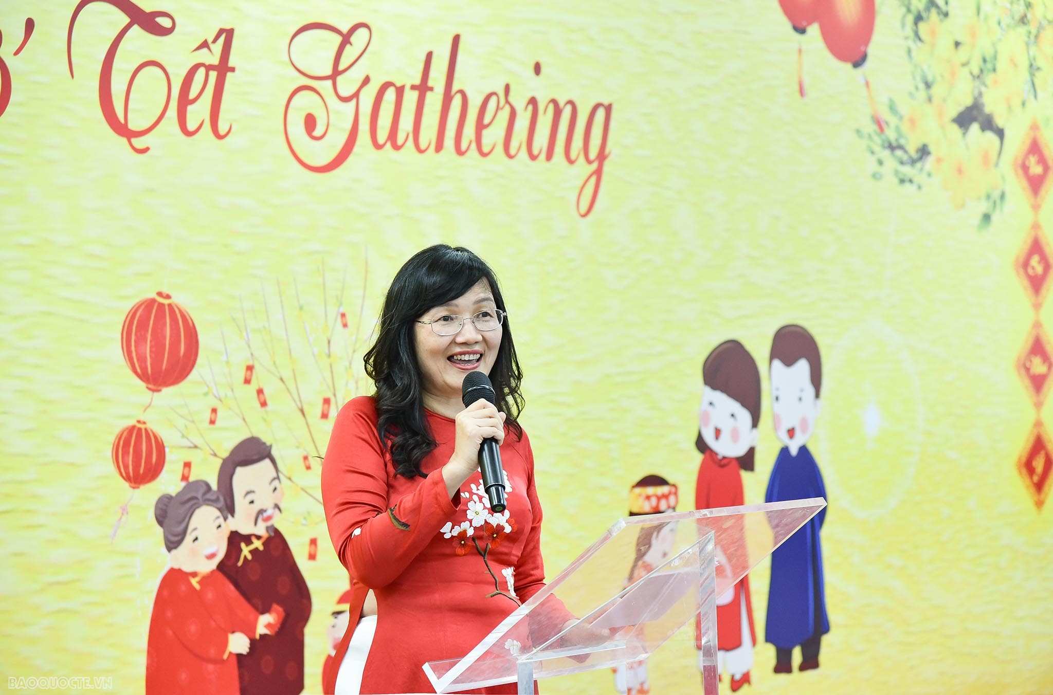 Bạn bè quốc tế xem nặn tò he, thư pháp, vẽ tranh Đông Hồ của người Việt Bạn bè quốc tế xem nặn tò he, thư pháp, vẽ tranh Đông Hồ của người Việt