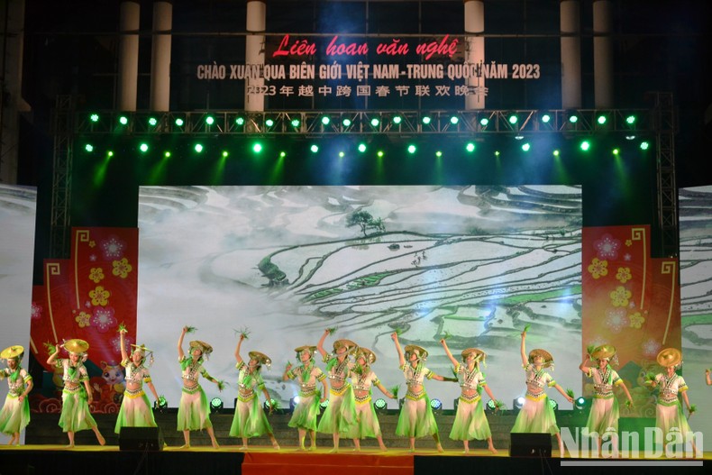 Liên hoan văn nghệ “Chào xuân biên giới Việt Nam - Trung Quốc 2023” tại Lào Cai Liên hoan văn nghệ “Chào xuân biên giới Việt Nam-Trung Quốc 2023” tại Lào Cai ảnh 1