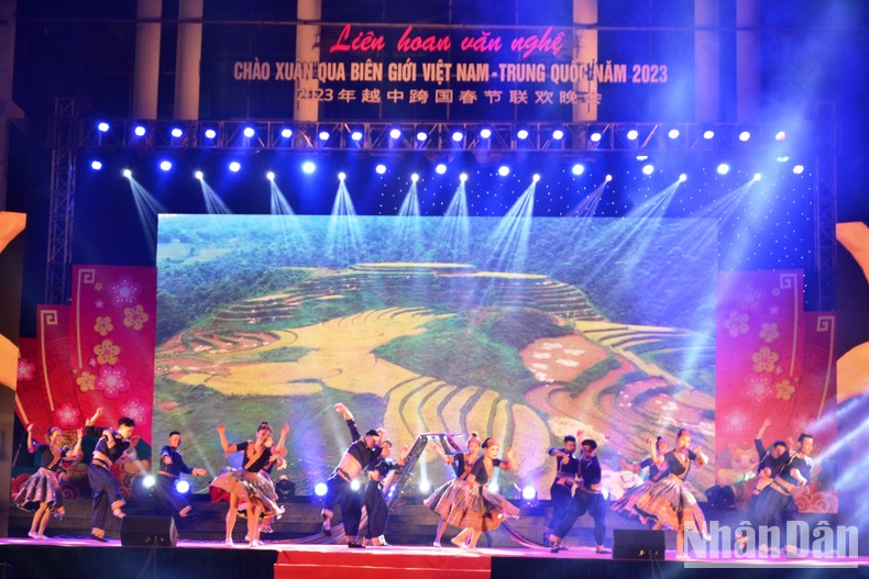 Liên hoan văn nghệ “Chào xuân biên giới Việt Nam - Trung Quốc 2023” tại Lào Cai Liên hoan văn nghệ “Chào xuân biên giới Việt Nam-Trung Quốc 2023” tại Lào Cai ảnh 5