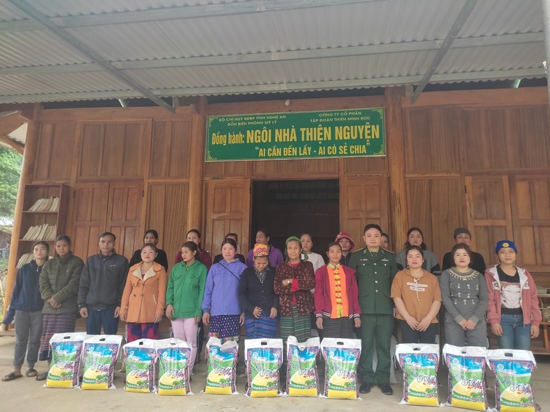 Mang Tết ấm đến với đồng bào nghèo vùng biên giới Mang Tết ấm đến với đồng bào nghèo vùng biên giới ảnh 3