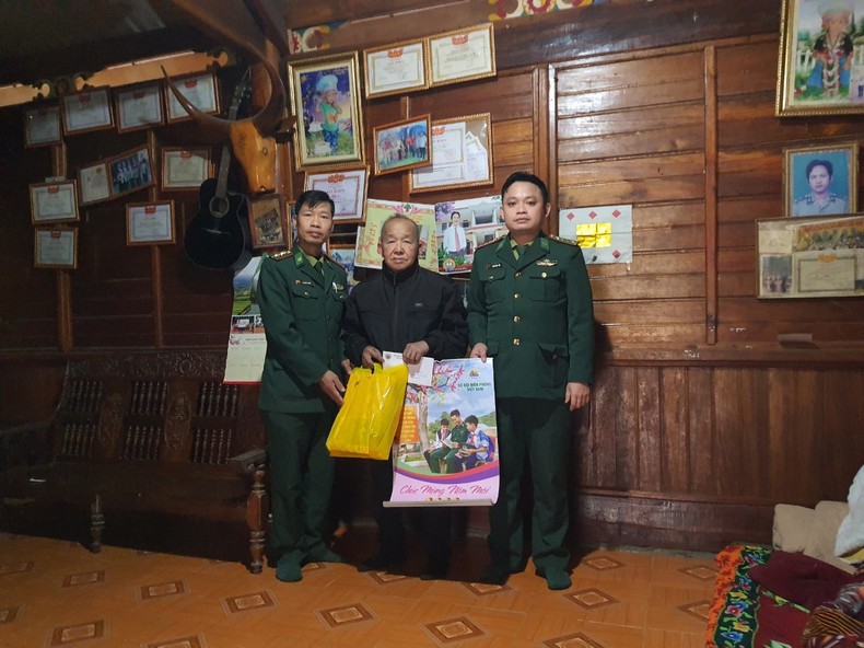 Mang Tết ấm đến với đồng bào nghèo vùng biên giới Mang Tết ấm đến với đồng bào nghèo vùng biên giới ảnh 2