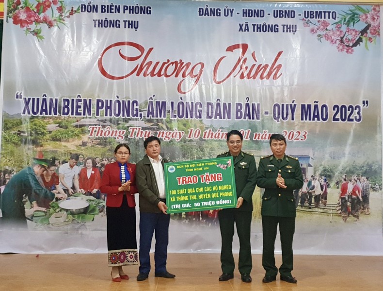 Mang Tết ấm đến với đồng bào nghèo vùng biên giới Mang Tết ấm đến với đồng bào nghèo vùng biên giới ảnh 4