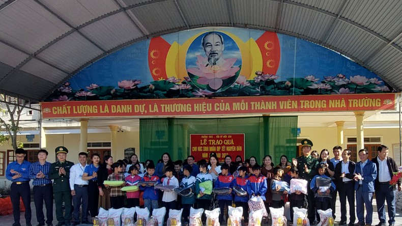 Mang Tết ấm đến với đồng bào nghèo vùng biên giới Mang Tết ấm đến với đồng bào nghèo vùng biên giới ảnh 5