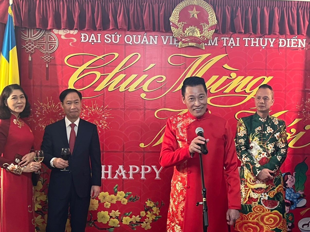 Ông Lê Sơn Hà, Chủ tịch Liên hiệp Hội người Việt Nam tại Thụy Điển phát biểu Ông Lê Sơn Hà, Chủ tịch Liên hiệp Hội người Việt Nam tại Thụy Điển phát biểu