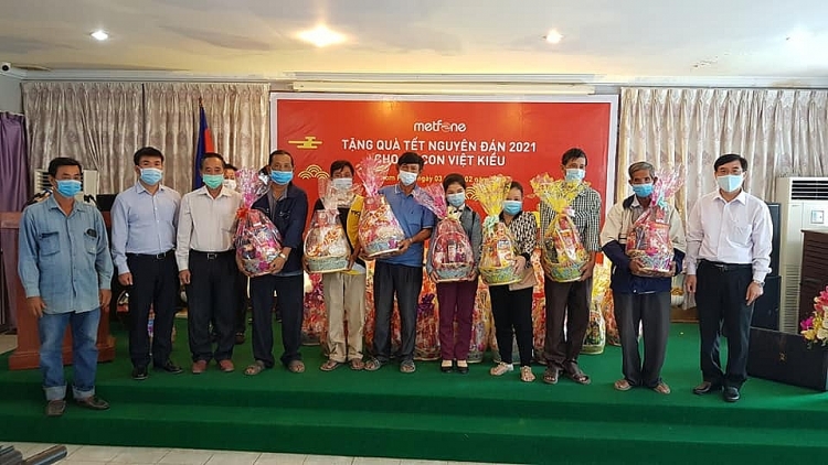 Bà con nhận quà Tết Bà con nhận quà Tết
