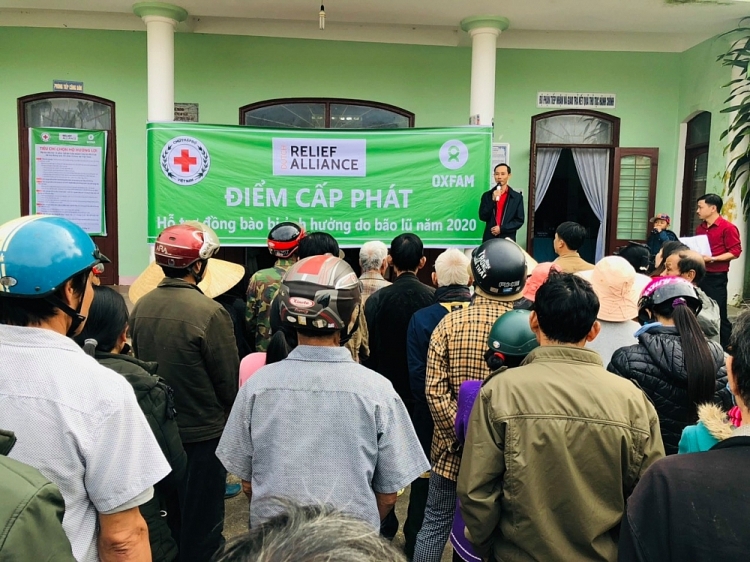 Người dân tại huyện Bắc Trà My, Quảng Nam tại điểm cấp phát.