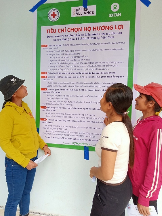 Người dân tại huyện Bắc Trà My, Quảng Nam đọc tiêu chí lựa chọn các hộ dân được nhận cứu trợ.