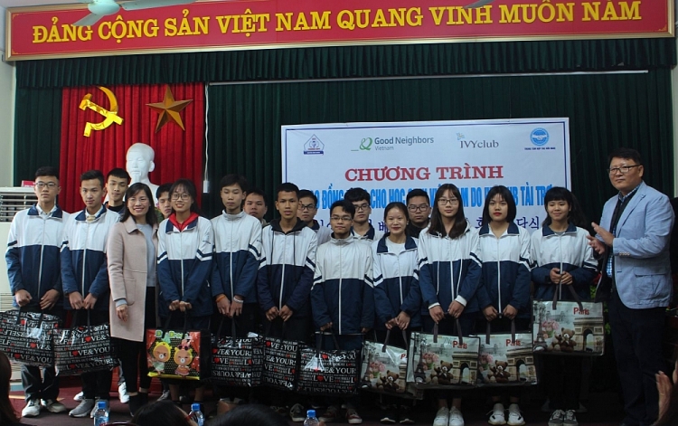 Ông AnYoung Sic, Trưởng đại diện tổ chức GNI - Hàn Quốc tại Việt Nam trao tặng quà cho các em học sinh trường THPT Nguyễn Bỉnh Khiêm Ông AnYoung Sic, Trưởng đại diện tổ chức GNI - Hàn Quốc tại Việt Nam trao tặng quà cho các em học sinh trường THPT Nguyễn Bỉnh Khiêm