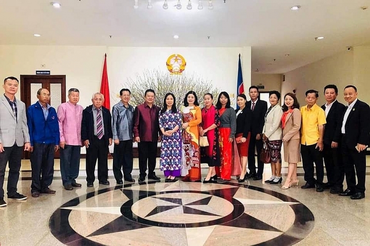 Đại diện Hội người Việt Nam thủ đô Vientiane chúc Tết Đại sứ quán Việt Nam tại Lào. Đại diện Hội người Việt Nam thủ đô Vientiane chúc Tết Đại sứ quán Việt Nam tại Lào.