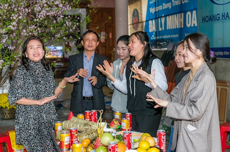 Lưu học sinh Lào lần đầu tiên đón tết Việt cùng bố mẹ nuôi Lưu học sinh Lào lần đầu tiên đón tết Việt cùng bố mẹ nuôi