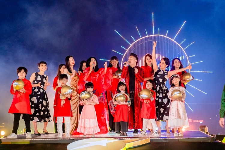 “Tết Ánh Dương” - chương trình truyền hình đặc sắc cả về phần nghe, phần nhìn, gây ấn tượng mạnh mẽ đối với khán giả dịp Tết Nguyên Đán năm 2021 “Tết Ánh Dương” - chương trình truyền hình đặc sắc cả về phần nghe, phần nhìn, gây ấn tượng mạnh mẽ đối với khán giả dịp Tết Nguyên Đán năm 2021