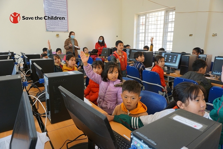 Hơn 200 học sinh và giáo viên Bảo Hà (Lào Cai) được tập huấn công nghệ thông tin Hơn 200 học sinh và giáo viên Bảo Hà (Lào Cai) được tập huấn công nghệ thông tin nhờ Tổ chức Cứu trợ Trẻ em