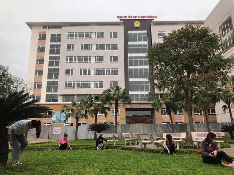 Tranh thủ thời gian tránh dịch, những lưu học sinh dành thời gian để tình nguyện trong khuôn viên Kí túc xá. Tranh thủ thời gian tránh dịch, những lưu học sinh dành thời gian để tình nguyện trong khuôn viên Kí túc xá.