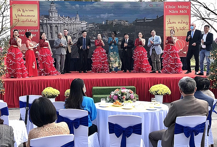 hó Chủ tịch UBND tỉnh Hồ An Phong và các bác sỹ Cu Ba giao lưu văn nghệ với các ca sỹ Đoàn Nghệ thuật truyền thống Quảng Bình. hó Chủ tịch UBND tỉnh Hồ An Phong và các bác sỹ Cu Ba giao lưu văn nghệ với các ca sỹ Đoàn Nghệ thuật truyền thống Quảng Bình.