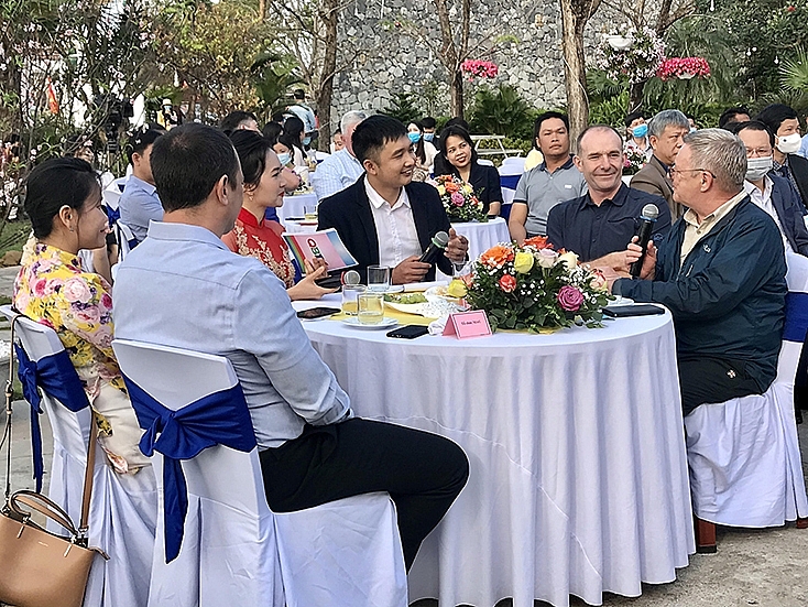 Các chuyên gia nước ngoài chia sẻ về ấn tượng Tết ở Quảng Bình và những dự định quảng bá du lịch nhằm gắn bó lâu dài với Phong Nha-Kẻ Bàng. (Ảnh: Báo Quảng Bình) Các chuyên gia nước ngoài chia sẻ về ấn tượng Tết ở Quảng Bình và những dự định quảng bá du lịch nhằm gắn bó lâu dài với Phong Nha-Kẻ Bàng. (Ảnh: Báo Quảng Bình)