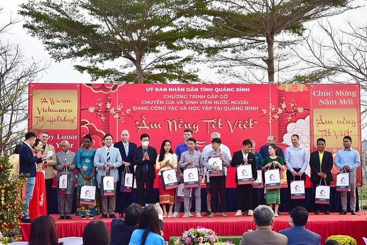 Người nước ngoài tại Quảng Bình hào hứng tham gia giao lưu “Ấm nồng Tết Việt” Người nước ngoài tại Quảng Bình hào hứng tham gia giao lưu “Ấm nồng Tết Việt”