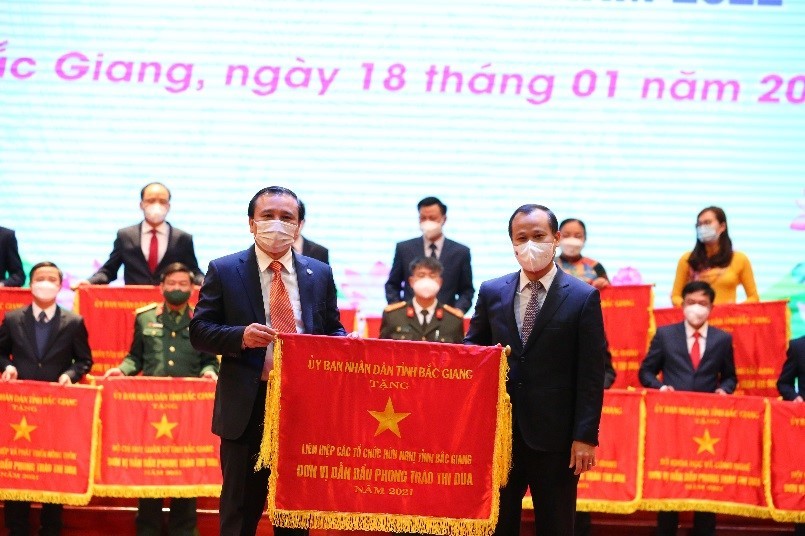 Ông Mai Sơn, Phó Chủ tịch Thường trực UBND tỉnh trao Cờ đơn vị dẫn đầu trong phong trào thi đua cho Liên hiệp Hữu nghị tỉnh Ông Mai Sơn, Phó Chủ tịch Thường trực UBND tỉnh trao Cờ đơn vị dẫn đầu trong phong trào thi đua cho Liên hiệp Hữu nghị tỉnh