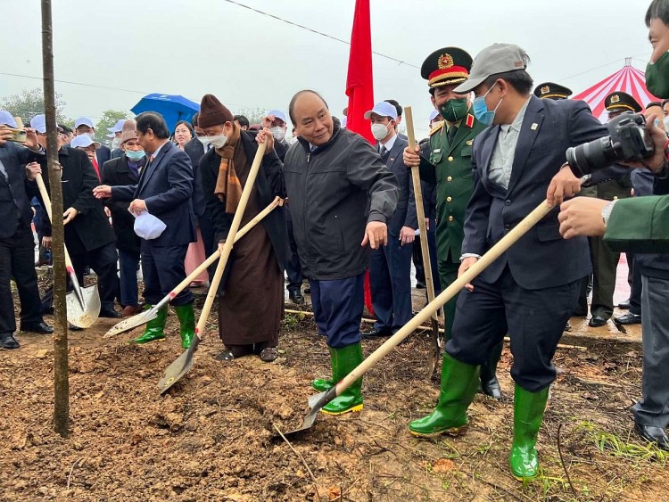 Trưởng Đại diện WWF-Việt Nam, TS. Văn Ngọc Thịnh vinh dự cùng trồng cây với Chủ tịch nước Nguyễn Xuân Phúc ngày 6/2/2022 tại Di tích Đền Hùng.