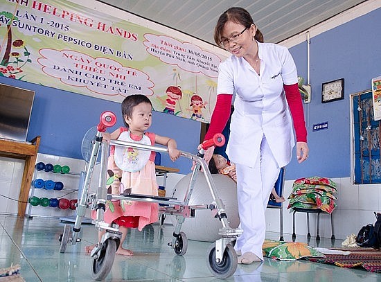 Tập vật lý trị liệu cho trẻ khuyết tật ở Phú Ninh (Quảng Nam). (Ảnh: Báo Quảng Nam) Tập vật lý trị liệu cho trẻ khuyết tật ở Phú Ninh (Quảng Nam). (Ảnh: Báo Quảng Nam)