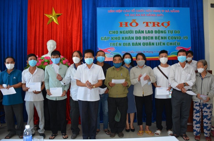 Liên hiệp các tổ chức hữu nghị thành phố và Dự án Đà Nẵng (Mỹ) trao hỗ trợ cho người lao động tự do gặp khó khăn do dịch COVID-19 trên địa bàn quận Liên Chiểu. Liên hiệp các tổ chức hữu nghị thành phố và Dự án Đà Nẵng (Mỹ) trao hỗ trợ cho người lao động tự do gặp khó khăn do dịch COVID-19 trên địa bàn quận Liên Chiểu.