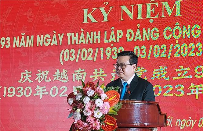 Thành ủy Đông Hưng (Trung Quốc) chúc mừng 93 năm Ngày thành lập Đảng Cộng sản Việt Nam Chú thích ảnh