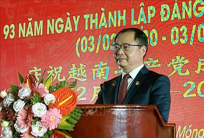 Thành ủy Đông Hưng (Trung Quốc) chúc mừng 93 năm Ngày thành lập Đảng Cộng sản Việt Nam Chú thích ảnh