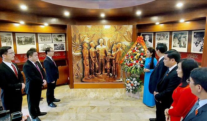 Thành ủy Đông Hưng (Trung Quốc) chúc mừng 93 năm Ngày thành lập Đảng Cộng sản Việt Nam Chú thích ảnh