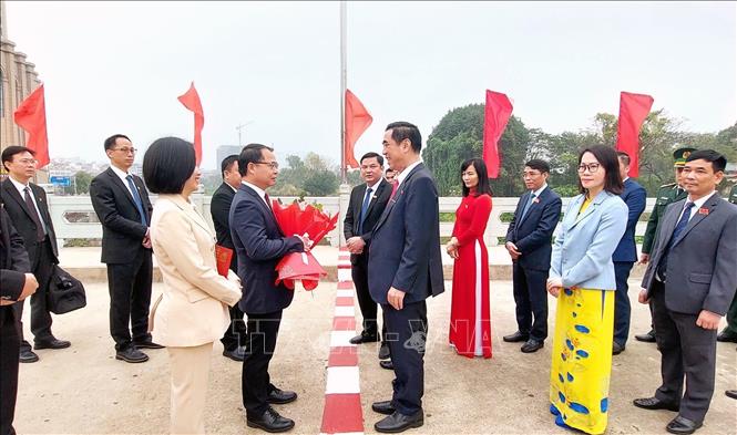 Thành ủy Đông Hưng (Trung Quốc) chúc mừng 93 năm Ngày thành lập Đảng Cộng sản Việt Nam Chú thích ảnh