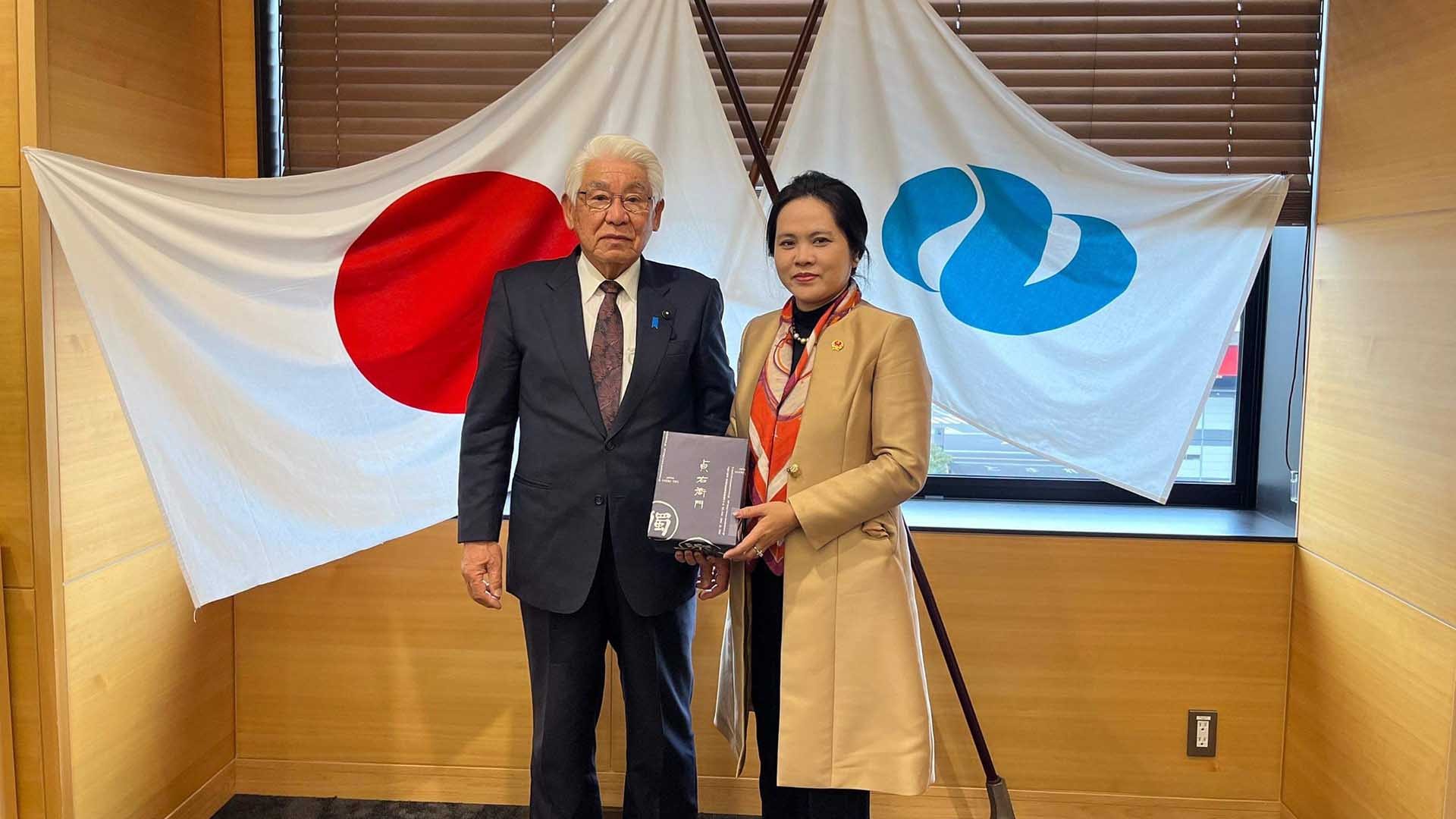 Tổng lãnh sự Vũ Chi Mai chào xã giao và làm việc với Chủ tịch Hội đồng tỉnh Nagasaki Nakashima Hiroyoshi. Tổng lãnh sự Vũ Chi Mai chào xã giao và làm việc với Chủ tịch Hội đồng tỉnh Nagasaki Nakashima Hiroyoshi.