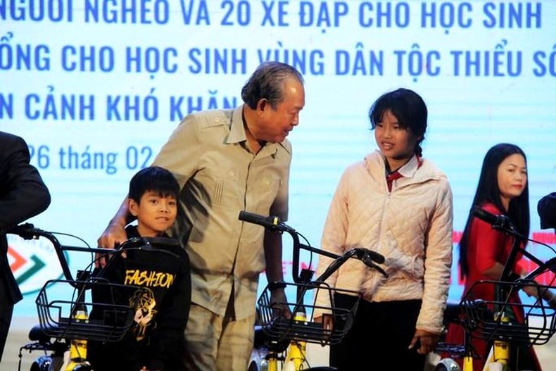 Trao quà cho học sinh và đồng bào dân tộc thiểu số có hoàn cảnh khó khăn ảnh 1