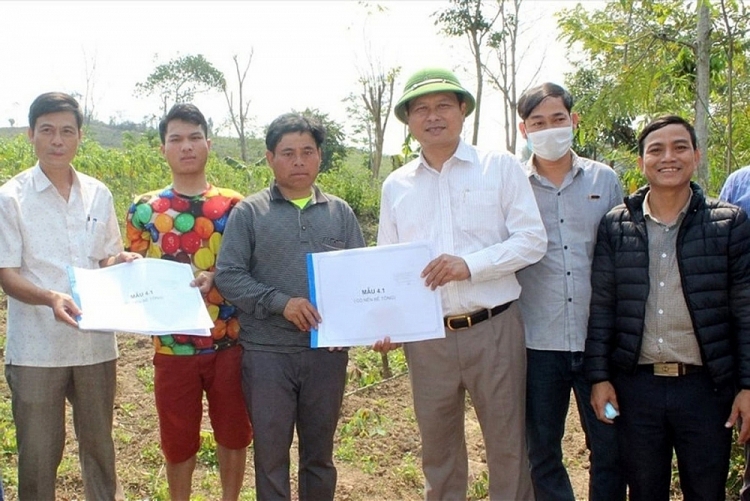 Ban Chỉ huy Phòng chống thiên tai và Tìm kiếm cứu nạn tỉnh Quảng Trị trao thiết kế ngôi nhà cho người dân ở huyện Hướng Hóa. Ban Chỉ huy Phòng chống thiên tai và Tìm kiếm cứu nạn tỉnh Quảng Trị trao thiết kế ngôi nhà cho người dân ở huyện Hướng Hóa.