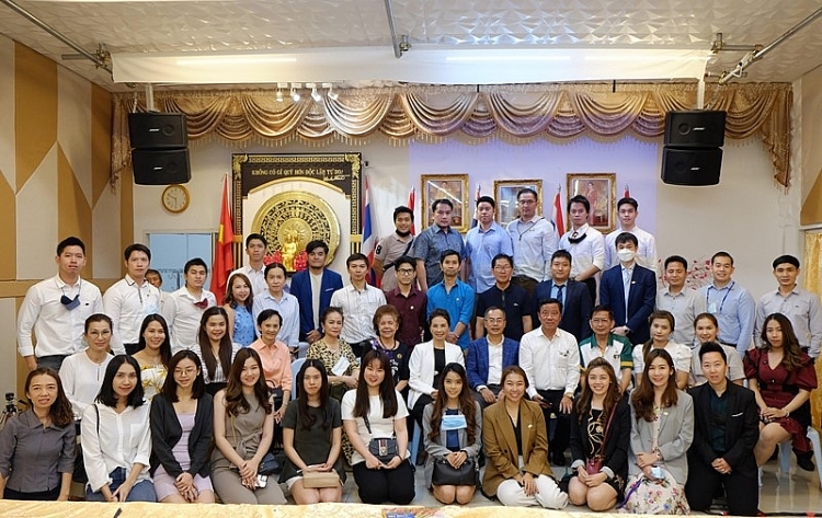  Đại sứ Phan Chí Thành giao lưu với các bạn Việt kiều trẻ. (Ảnh: Báo Nhân dân)