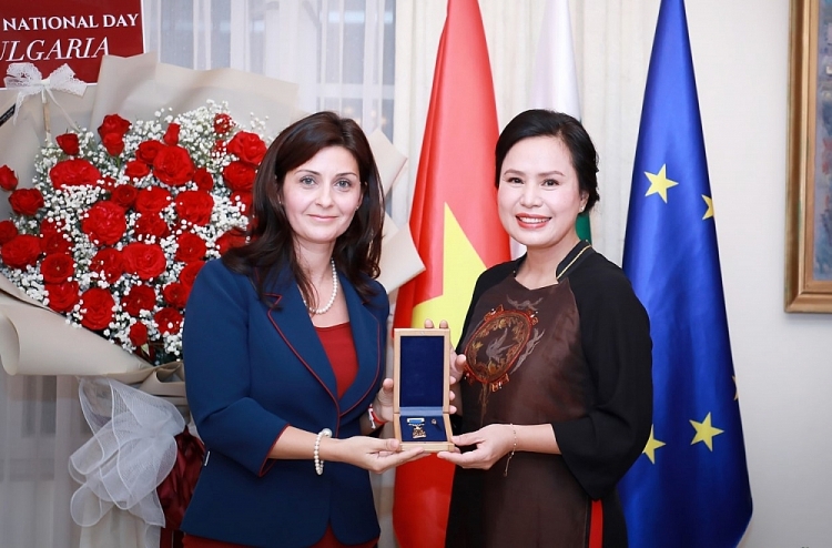 Nhà giáo Bùi Thị Kim Xuân nhận huy hiệu danh dự “Cành Nguyệt quế Vàng” của Bulgaria Nhà giáo Bùi Thị Kim Xuân nhận huy hiệu danh dự “Cành Nguyệt quế Vàng” của Bulgaria