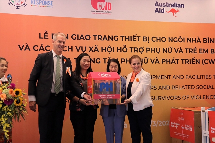 Bàn giao trang thiết bị thiết yếu cho đại diện UN Women tài trợ 1,5 tỷ đồng trang thiết bị tặng các địa chỉ hỗ trợ phụ nữ, trẻ em