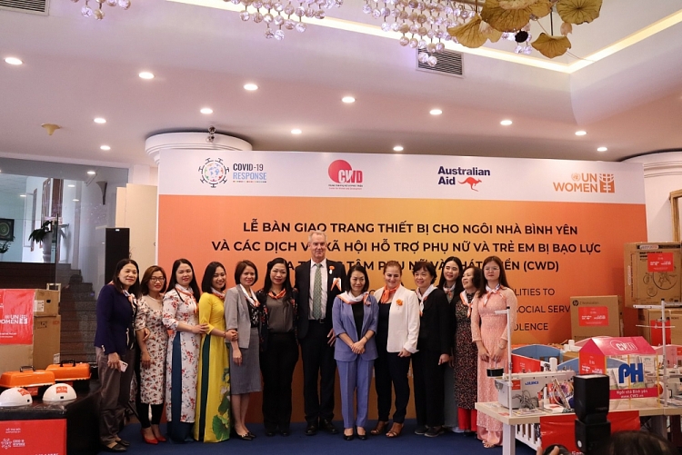 UN Women tài trợ 1,5 tỷ đồng trang thiết bị tặng các địa chỉ hỗ trợ phụ nữ, trẻ em UN Women tài trợ 1,5 tỷ đồng trang thiết bị tặng các địa chỉ hỗ trợ phụ nữ, trẻ em