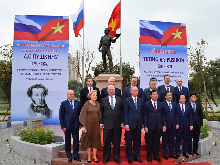 Tượng đài nhà thơ Pushkin - món quà Hội Nhà văn Nga gửi tới nhân dân Hà Nội Tượng đài nhà thơ Pushkin - món quà Hội Nhà văn Nga gửi tới nhân dân Hà Nội