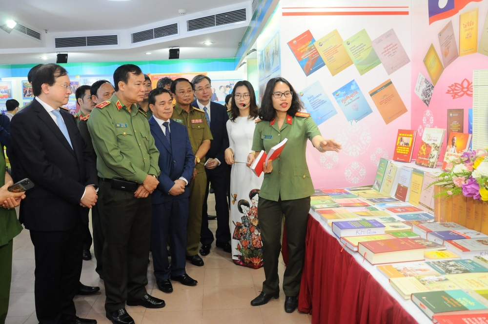 Các đại biểu tham quan triển lãm. (Ảnh: CAND)