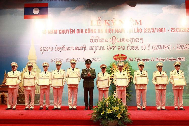 Chuyên gia Công an Việt Nam được người dân Lào coi như người thân, con em trong gia đình Chuyên gia Công an Việt Nam được người dân Lào coi như người thân, con em trong gia đình