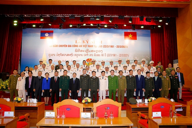Chuyên gia Công an Việt Nam được người dân Lào coi như người thân, con em trong gia đình Chuyên gia Công an Việt Nam được người dân Lào coi như người thân, con em trong gia đình