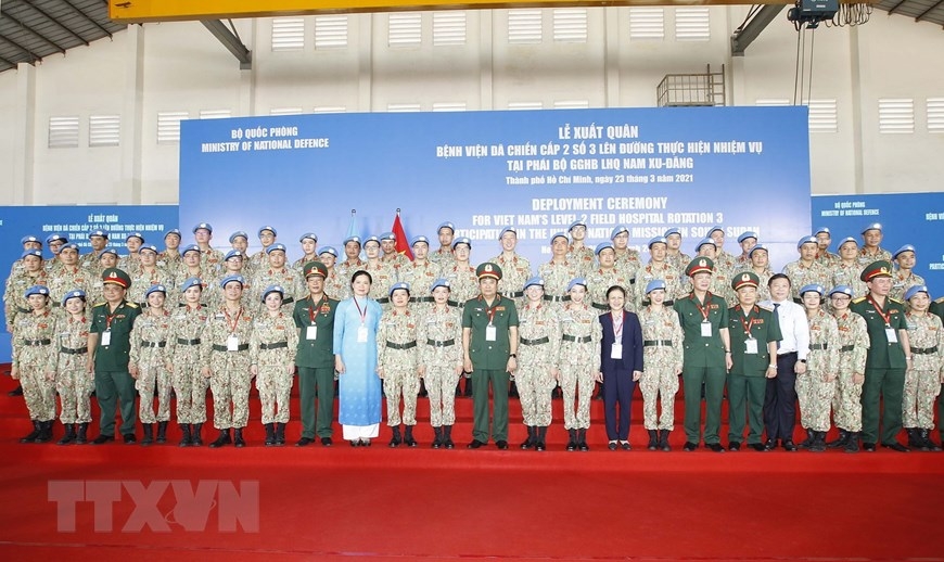 Lãnh đạo các bộ, ban, ngành cùng đội hình Bệnh viện dã chiến 2.3 tại lễ xuất quân. (Ảnh: TTXVN) Lãnh đạo các bộ, ban, ngành cùng đội hình Bệnh viện dã chiến 2.3 tại lễ xuất quân. (Ảnh: TTXVN)