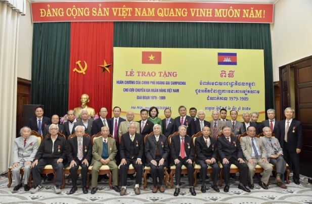 Các đại biểu chụp ảnh lưu niệm với các cán bộ Ban K Các đại biểu chụp ảnh lưu niệm với các cán bộ Ban K
