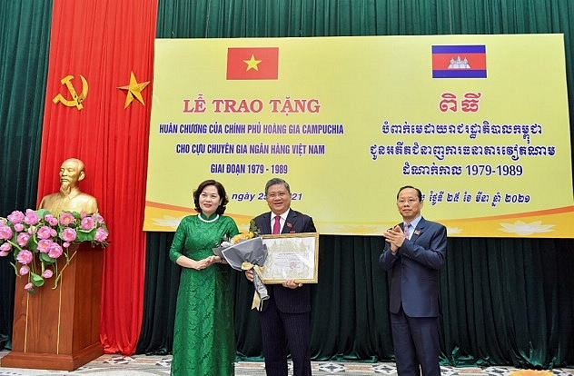 Ông Nguyễn Văn Giàu, Chủ nhiệm Ủy ban Đối ngoại của Quốc hội, nguyên Thống đốc Ngân hàng Nhà nước đón nhận Huân chương Hoàng gia Campuchia. Ông Nguyễn Văn Giàu, Chủ nhiệm Ủy ban Đối ngoại của Quốc hội, nguyên Thống đốc Ngân hàng Nhà nước đón nhận Huân chương Hoàng gia Campuchia.