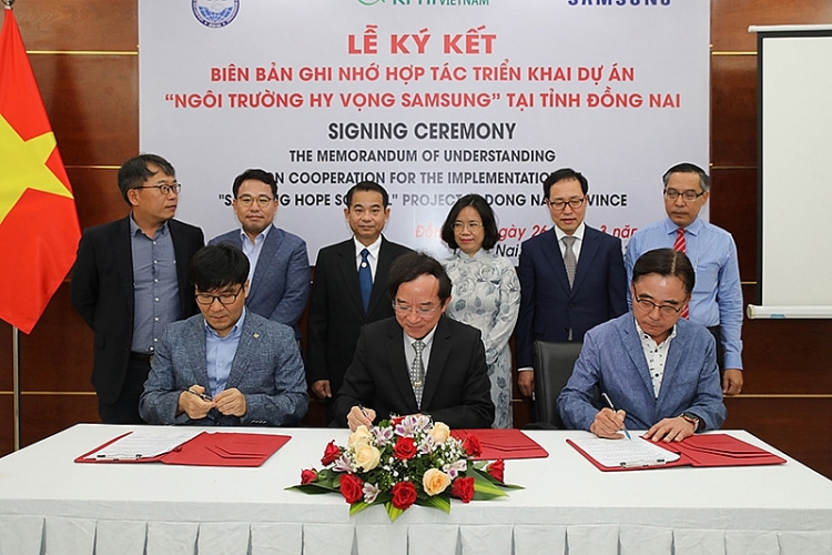 Các bên ký kết xúc tiến xây dựng Samsung Hope School tại Đồng Nai. Các bên ký kết xúc tiến xây dựng Samsung Hope School tại Đồng Nai.