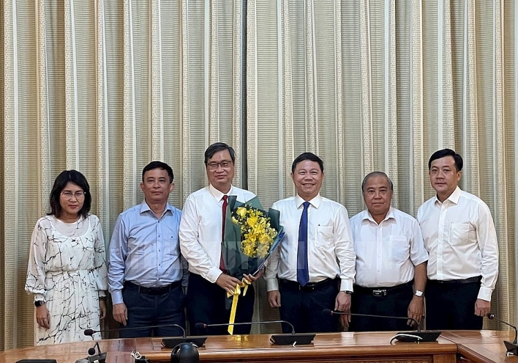 Phó Chủ tịch UBND TP Dương Anh Đức cùng các đại biểu tặng hoa chúc mừng đồng chí Vương Đức Hoàng Quân Phó Chủ tịch UBND TP Dương Anh Đức cùng các đại biểu tặng hoa chúc mừng đồng chí Vương Đức Hoàng Quân